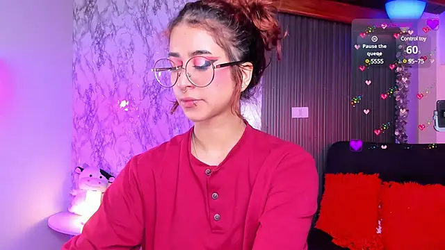 Snapshot of chloe_blue chatting on 03/01/25, 12:01 chloe blue online show from 03/01/25, 12:01