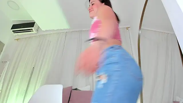 Petite Lucie online show from 11/05/25, 07:06