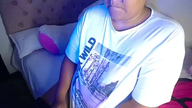 Snapshot of KittyHot20 chatting on 04/15/26, 09:15 KittyHot20 online show from 04/15/26, 09:15