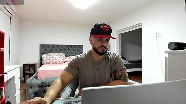 supermanboy94 online show from 11/11/25, 07:03