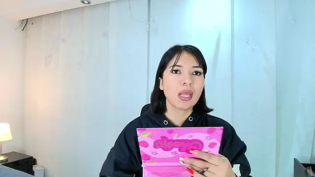 Snapshot of lina_bedoya_ chatting on 10/10/25, 11:33 lina bedoya online show from 10/10/25, 11:33