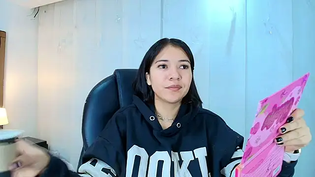 lina bedoya  online show from 12/02/25, 11:34