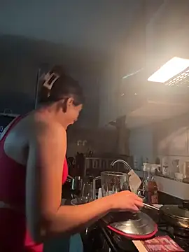 SaraParisi online show from 10/28/25, 11:03