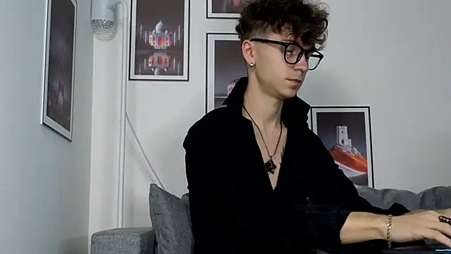 Joseph  Quinn online show from 01/09/26, 01:34