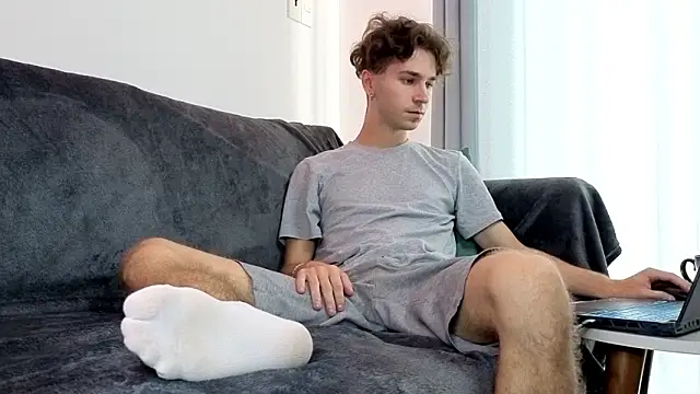 Joseph  Quinn online show from 03/25/26, 05:29