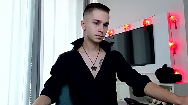 Joseph  Quinn online show from 04/11/26, 04:31