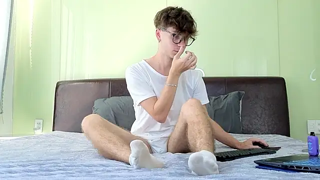 Joseph  Quinn online show from 02/23/26, 02:02