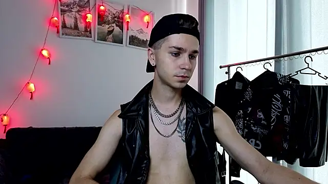 Joseph  Quinn online show from 03/11/26, 04:06