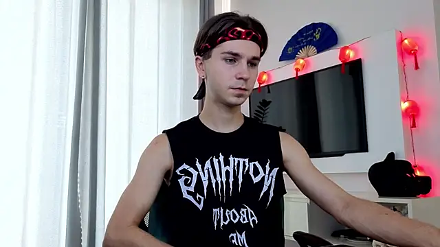 Joseph  Quinn online show from 04/10/26, 01:23