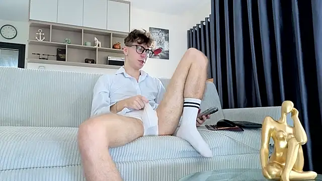 Joseph  Quinn online show from 12/20/25, 07:22