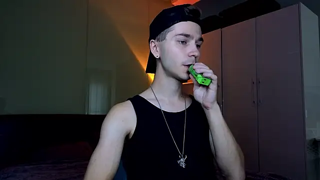 Joseph  Quinn online show from 02/26/26, 06:35