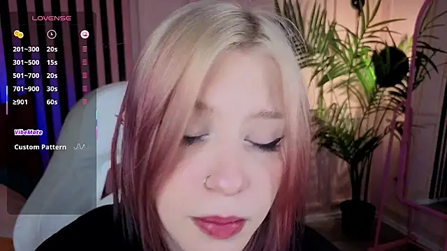 Snapshot of arielabradberry chatting on 10/09/25, 03:45 arielabradberry online show from 10/09/25, 03:45