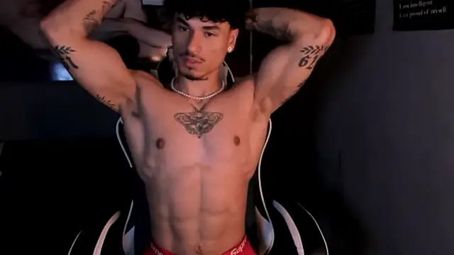 Snapshot of Thomas_Fit1 chatting on 06/11/26, 02:44 Thomas Fit1 online show from 06/11/26, 02:44