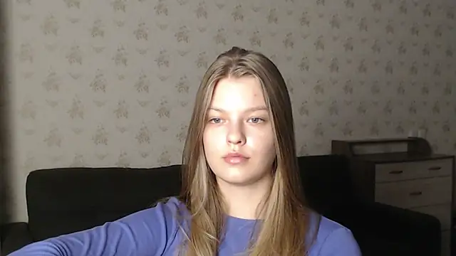 Snapshot of EmySway chatting on 12/30/24, 01:47 EmySway online show from 12/30/24, 01:47