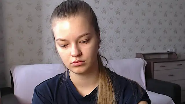 Snapshot of EmySway chatting on 10/28/25, 03:51 EmySway online show from 10/28/25, 03:51