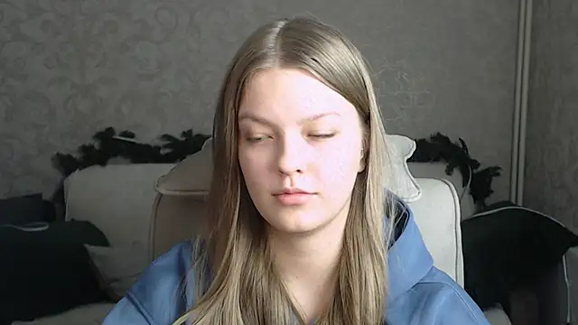 Snapshot of EmySway chatting on 01/31/25, 02:07 EmySway online show from 01/31/25, 02:07