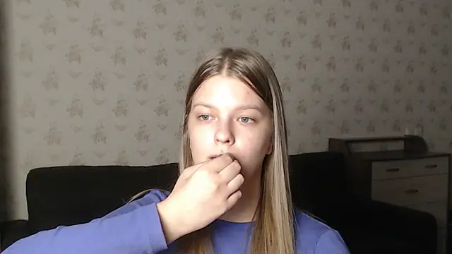 Snapshot of EmySway chatting on 12/30/24, 07:53 EmySway online show from 12/30/24, 07:53