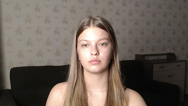 Snapshot of EmySway chatting on 12/28/24, 09:30 EmySway online show from 12/28/24, 09:30