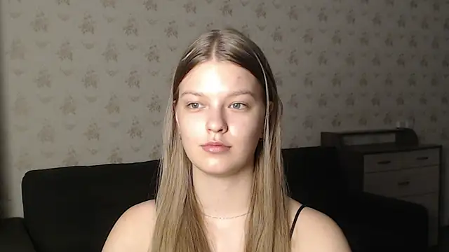 Snapshot of EmySway chatting on 12/28/24, 11:30 EmySway online show from 12/28/24, 11:30