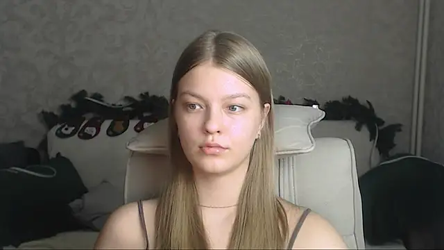 Snapshot of EmySway chatting on 01/04/25, 02:14 EmySway online show from 01/04/25, 02:14