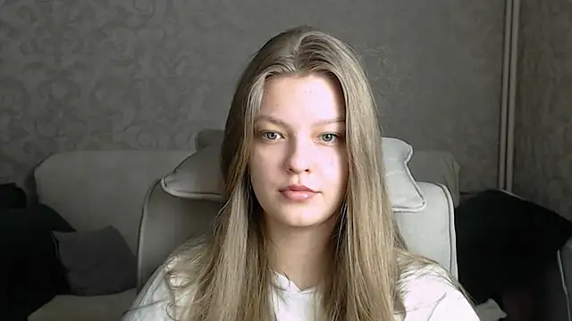 Snapshot of EmySway chatting on 02/14/25, 01:13 EmySway online show from 02/14/25, 01:13