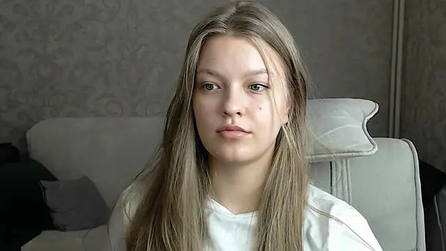 Snapshot of EmySway chatting on 02/14/25, 04:15 EmySway online show from 02/14/25, 04:15