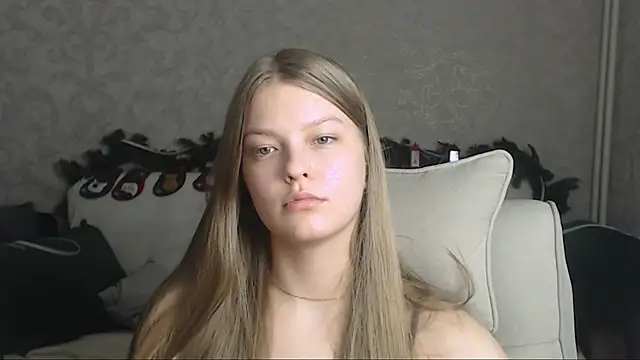 Snapshot of EmySway chatting on 01/04/25, 05:16 EmySway online show from 01/04/25, 05:16