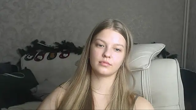 Snapshot of EmySway chatting on 01/04/25, 08:16 EmySway online show from 01/04/25, 08:16