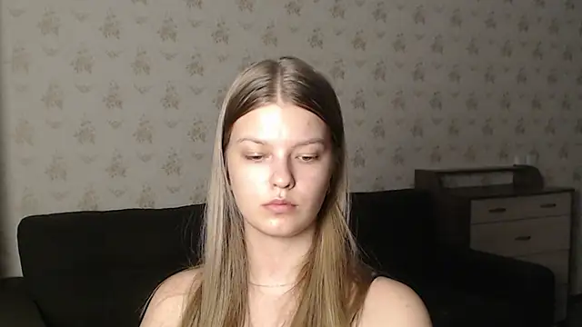 Snapshot of EmySway chatting on 12/27/24, 07:57 EmySway online show from 12/27/24, 07:57