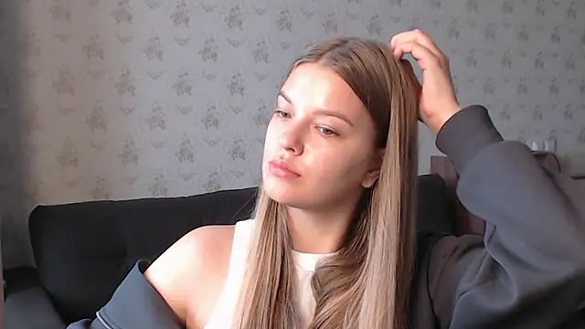 Snapshot of EmySway chatting on 10/10/25, 07:31 EmySway online show from 10/10/25, 07:31