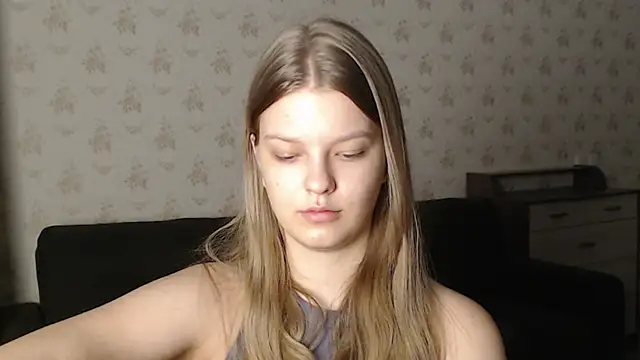 Snapshot of EmySway chatting on 01/21/25, 02:05 EmySway online show from 01/21/25, 02:05