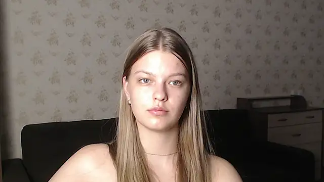 Snapshot of EmySway chatting on 12/28/24, 02:32 EmySway online show from 12/28/24, 02:32