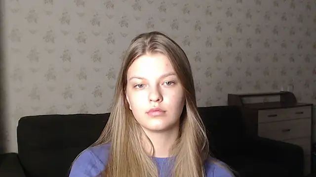 Snapshot of EmySway chatting on 12/30/24, 12:22 EmySway online show from 12/30/24, 12:22