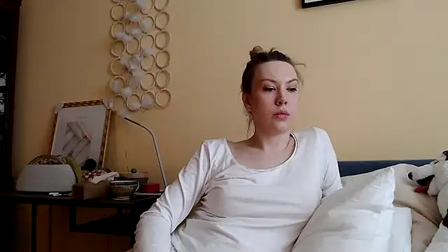 Snapshot of Scarlettford chatting on 03/21/25, 11:22 Scarlettford online show from 03/21/25, 11:22