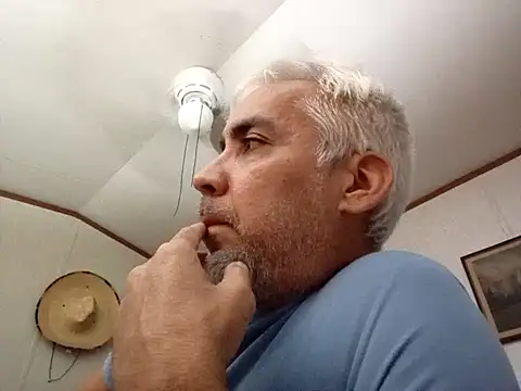 Xoc8  online show from 11/16/25, 10:24