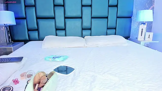 Snapshot of AnthonelaDuque chatting on 09/22/25, 11:49 AnthonelaDuque online show from 09/22/25, 11:49