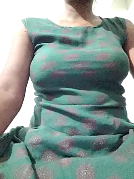 rituporna2004 online show from 04/19/26, 12:44