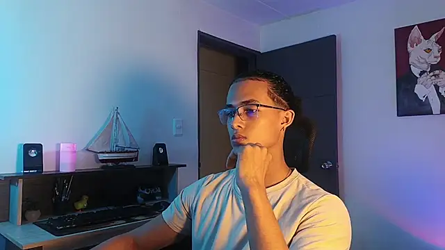 Snapshot of alejo_x3 chatting on 10/28/25, 12:44 alejo x3 online show from 10/28/25, 12:44