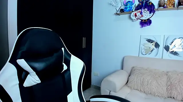 AilynRed online show from 12/16/25, 07:51