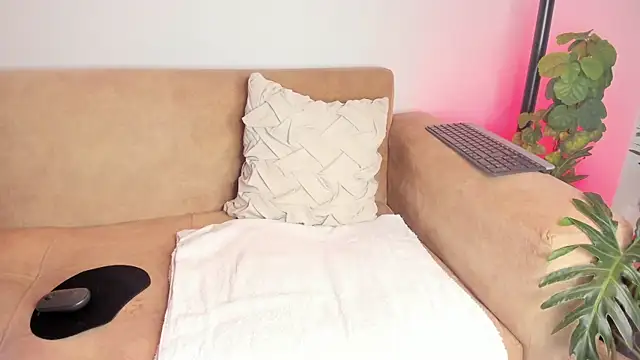 Snapshot of iam-ella18 chatting on 11/28/25, 01:06 iam-ella18 online show from 11/28/25, 01:06