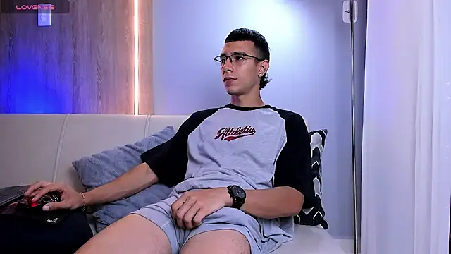 Snapshot of SymonPrince chatting on 11/30/25, 01:06 SymonPrince online show from 11/30/25, 01:06