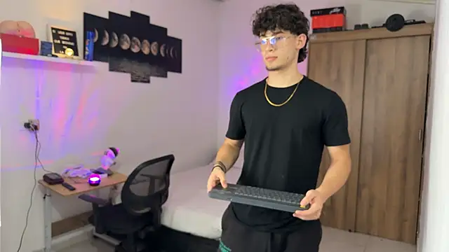 Kisan Smith online show from 11/08/25, 02:04