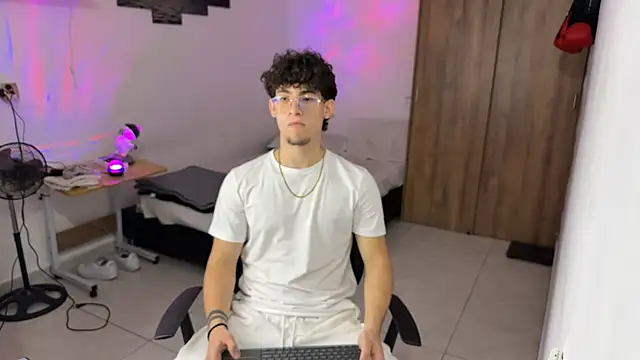 Kisan Smith online show from 11/14/25, 01:42