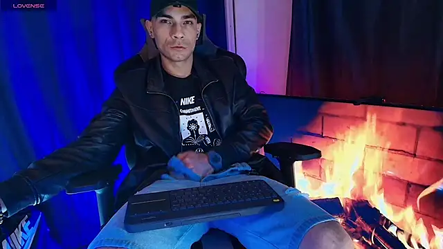 sexyboycolombi4 online show from 04/12/26, 09:45