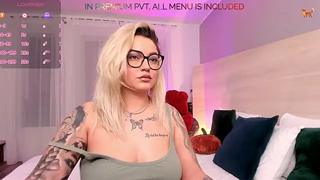 Snapshot of FoxxyClarise chatting on 12/16/25, 09:19 FoxxyClarise online show from 12/16/25, 09:19