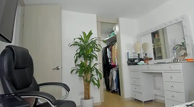 Snapshot of charlotte_tiller chatting on 12/24/24, 11:44 charlotte tiller online show from 12/24/24, 11:44