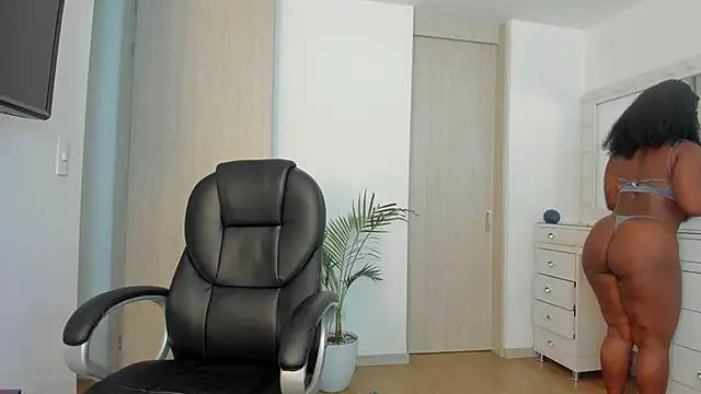 Snapshot of charlotte_tiller chatting on 04/11/26, 01:02 charlotte tiller online show from 04/11/26, 01:02