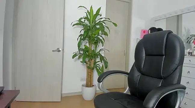 Snapshot of charlotte_tiller chatting on 01/18/25, 08:40 charlotte tiller online show from 01/18/25, 08:40