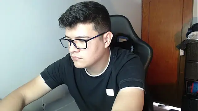 Snapshot of Plug_Control chatting on 12/22/25, 05:46 Plug Control online show from 12/22/25, 05:46