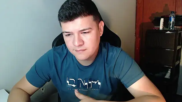 Snapshot of Plug_Control chatting on 01/13/26, 12:25 Plug Control online show from 01/13/26, 12:25